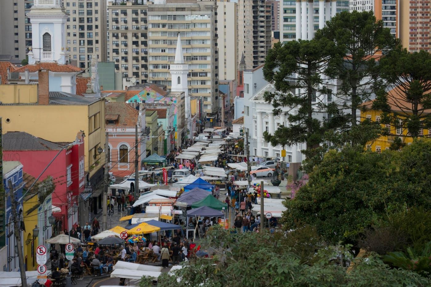 Feira de rua vista do alto, com o corredor de tendas montado.